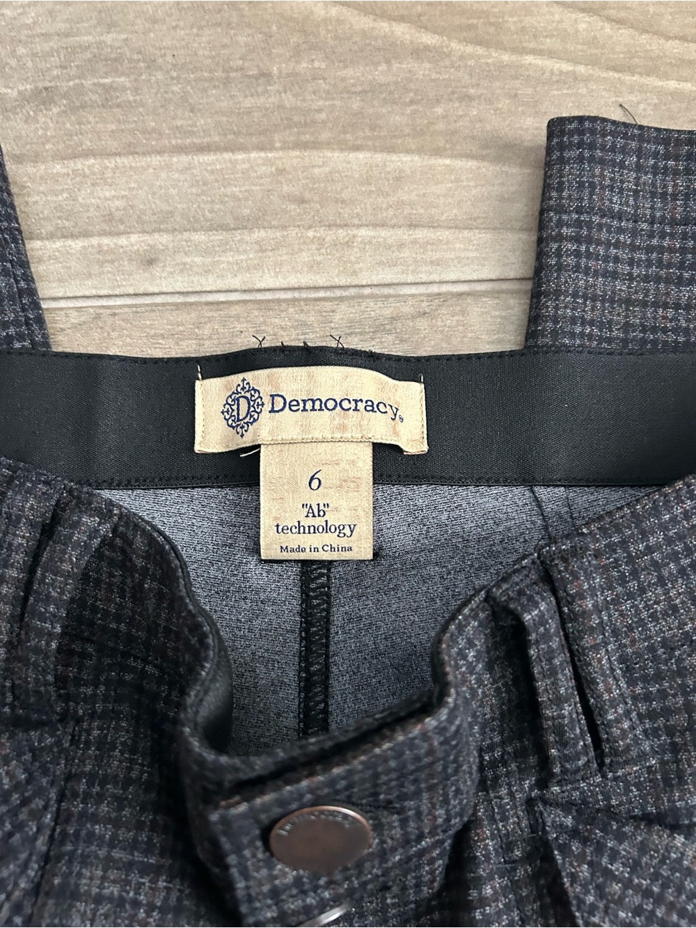 Democracy “Ab” Technology Tapered Ankle Pants | Size 6 - Picture 4 of 5